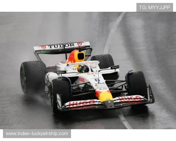 汉密尔顿父亲赛场拥抱安慰哈贾尔，新秀车手讲述逆境重生经历