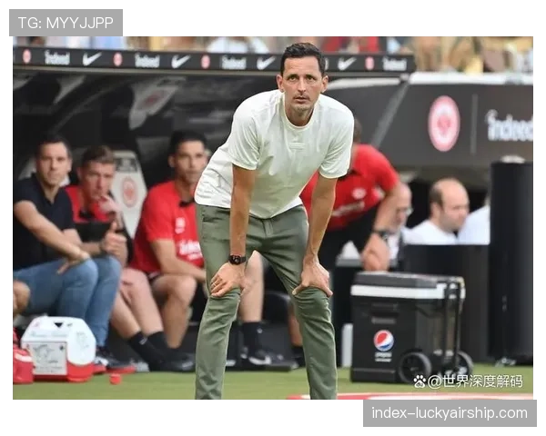 特写:美因茨门将曾特纳多次指挥后卫线保持紧凑,成功化解拜仁边路传中。