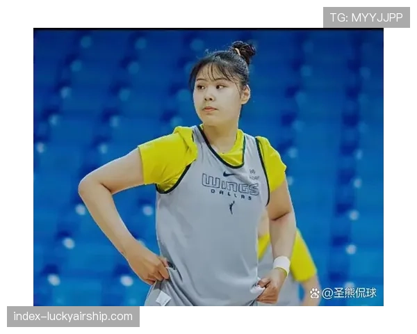 李月汝赛季报销后复出首战:达拉斯飞翼更衣室的庆祝时刻